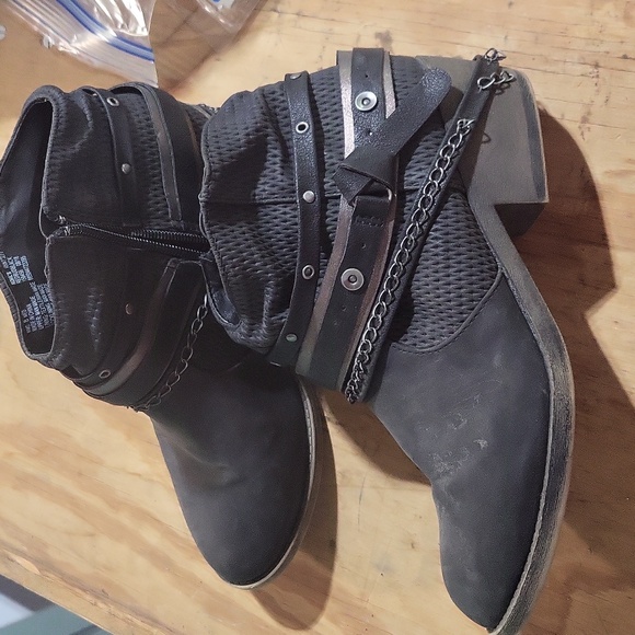 S.O Black Ankle Boots size 8 - Picture 3 of 3